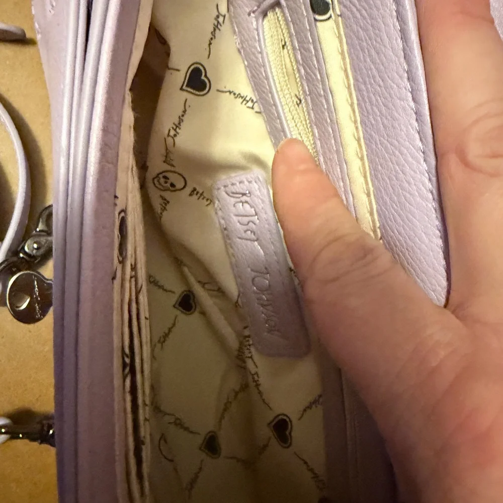 Bnwt Betsy Johnson Lilac Embossed Leather Shoulder Bag w/ skulls & skeleton keys - Picture 7 of 9
